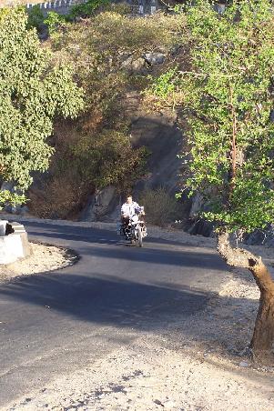 biken in der aufgehenden sonne (mt. abu).
