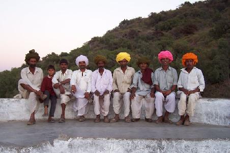 rajasthanis setzen sich für mich in pose (mt. abu).
