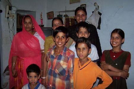 der arme - weil schielende- junge hat mich gebeten, ihn und seine familie kurz zu besuchen (udaipur). außer dem vater sind alle auf dem bild. sie wohnen in zwei zimmern mit je 8 qm.