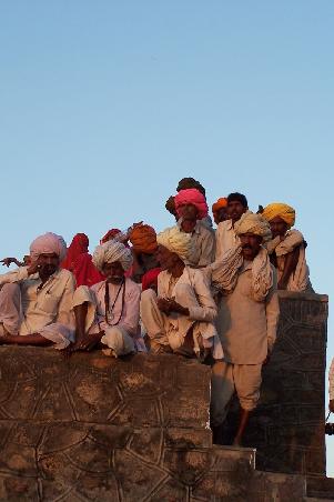 rajasthanis genießen den sonnenuntergang (mt. abu).