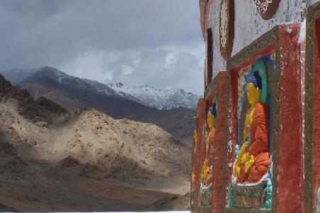 blick von der shanti stupa (leh in ladakh)
