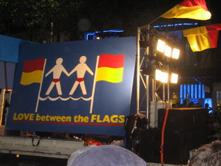 Die etwas abgewandelte Variante der "Gayboys", am Strand heißt es immer "Swim between the flags"