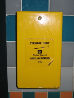 Please Deposit Used Syringes Only - diese netten Kästen hängen hier auf vielen öffentlichen WC'S... ich bekam zu hören: "So liegen sie wenigstens nicht herum"...