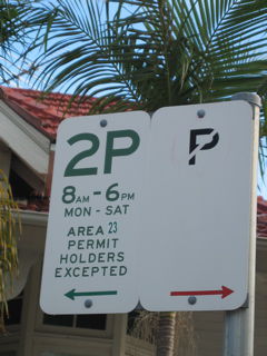 Schild am Straßenrand