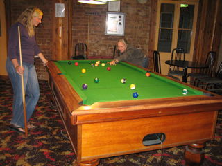 die Mädels mit viel Spaß beim Billard spielen