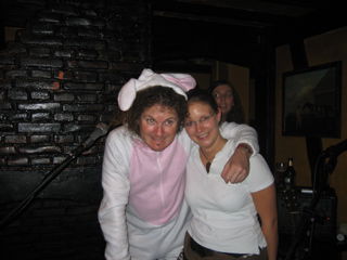 Lotte mit dem Easterbunny - wenn auch ein bisschen spät dran