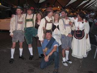 Finn Mc Cool in Lederhosen -Abschiedsgeschenk für Chris (blaues Hemd)