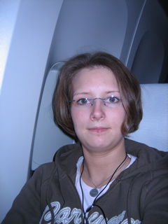 Fensterplatz im Flieger - eine müde Lotte