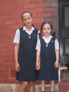 Georgia & Ruby in Schuluniform