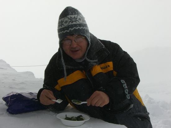 Ossi beim Capuns Essen auf dem Pizol