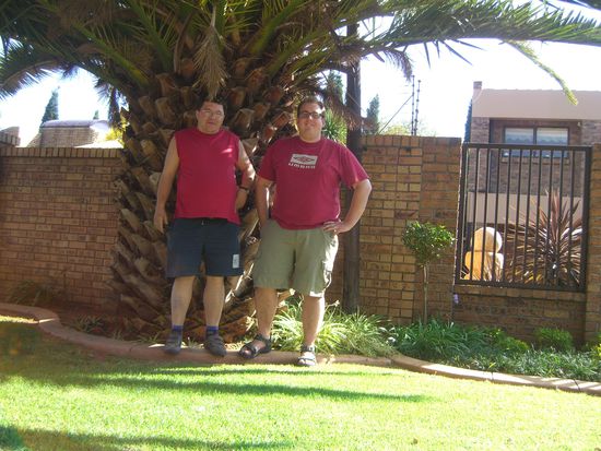 Wir vor einer Palme in Johannesburg Stadt