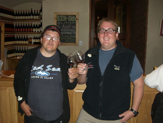 Ossi und Rico beim Wein und Kaese probieren.