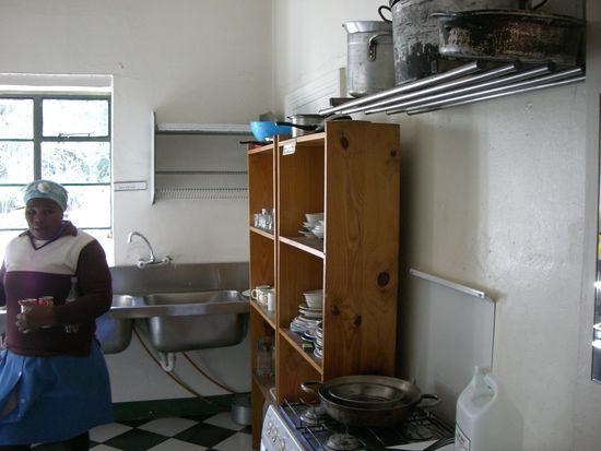 Kueche mit einer typischen suedafrikanischen Putzfrau.