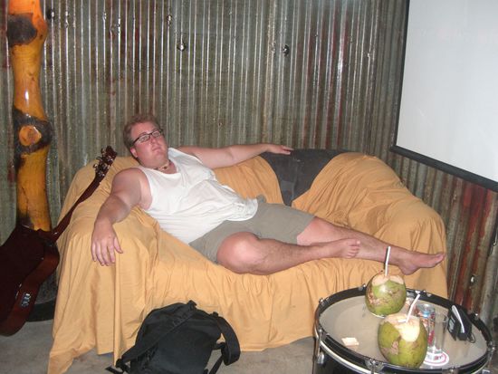 Seit 24h nicht geschlafen und 10h Flug in den Knochen. Beachtet die Kokosnuesse auf dem Tisch - einfach genial!