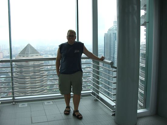 Rico auf der Bruecke der Twin Towers