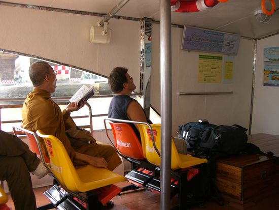 Auf dem Taxischiff mit einem mueden Moench.