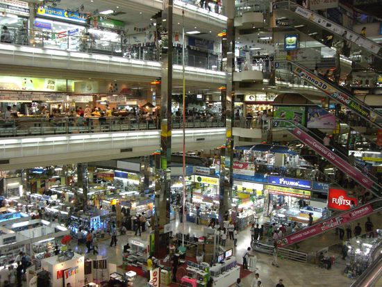 Einkaufsladen mit 5 Stockwerken voller Elektroartikel.