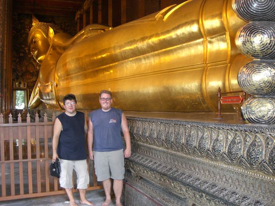 Ossi und Rico vor dem Liegenden Budha