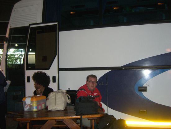 Rico vor dem Greyhound Bus