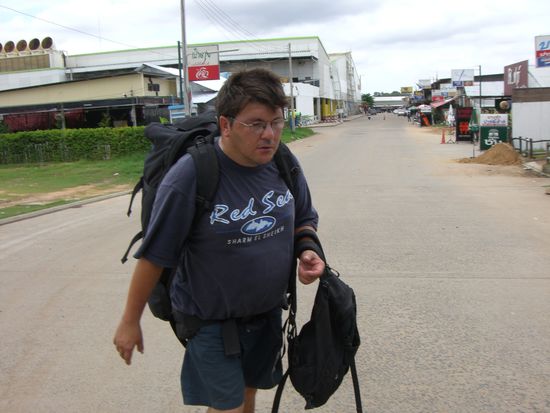 Ossi halb abgekaempft auf dem Weg zum Bus.