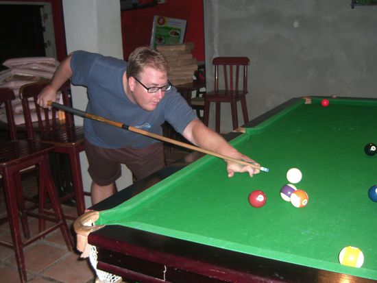 Rico beim Pool spielen. Yes, ein Sieg mehr gegen Sarah! 