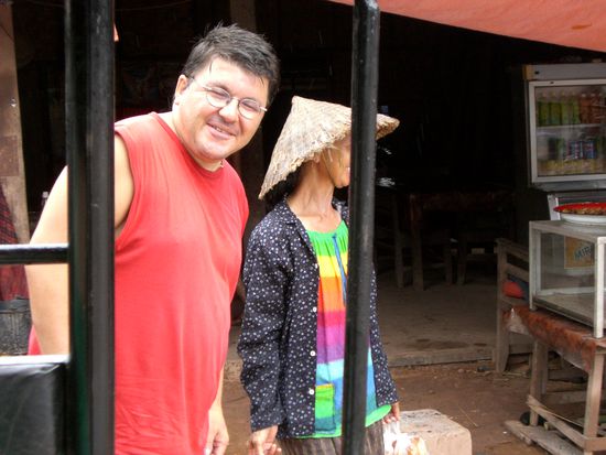 Ossi im Gespraech mit einer Laotin