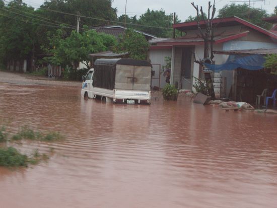 Kurz vor Vientiane - Durch den Monsun... Tokyo Hotel hatten wir doch schon, oder?