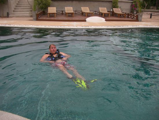 Rico im Schwimmpool mit neuem BCD und Flossen