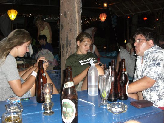 Lia, Sarah und Ossi an einer Strandbar
