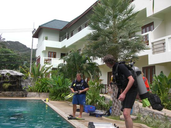 Rico mit seinem Buddy vor dem ersten Rescue Diver Training