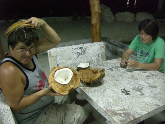 Ossi und Alex beim Kokosnuss knacken.