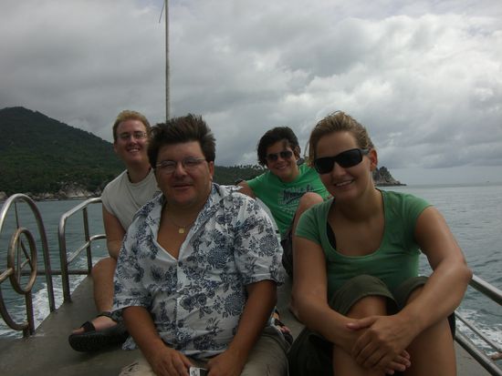 Gruppenfoto auf dem Boot mit Rico, Ossi, Alex und Sarah (von rechts)