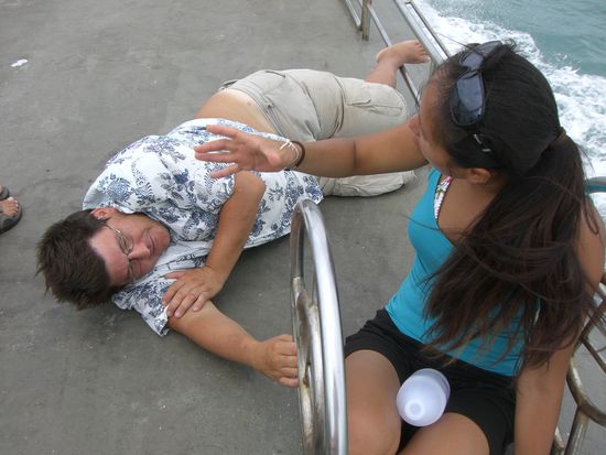 Ossi wird von der Mutter von Alex gepflegt 