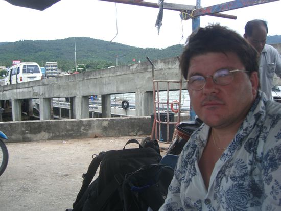 Oswald am Hafen von Ko Samui