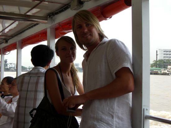 Fanny und Joel auf dem Fluss in Bangkok
