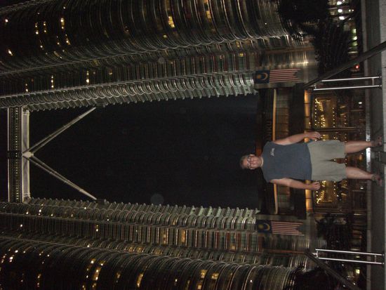 Ich vor den Petronas Towers