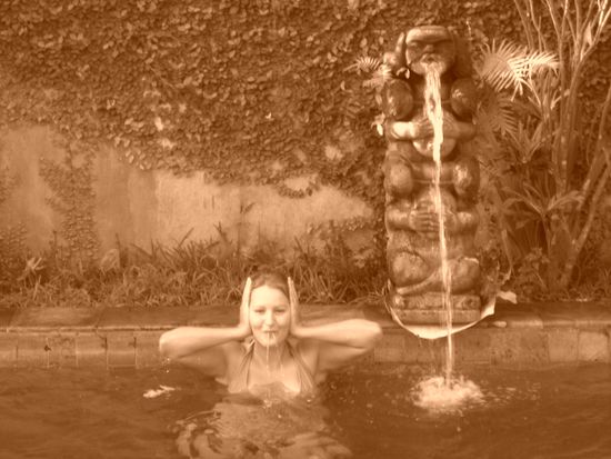 Ja, Sarah ist auch ein wenig ein Wasserkopf
Hoert nichts..