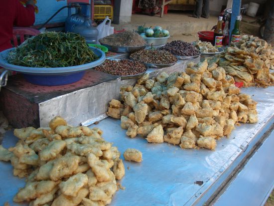 Markt mit leckeren balinesischen Spezialitaeten.