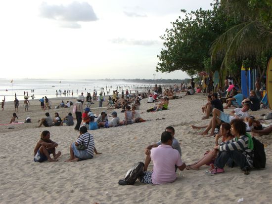 Strand mit ungewohnt vieeelen Leuten.