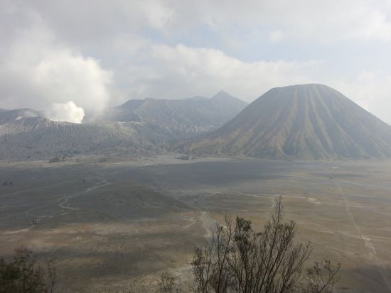 Die Gegend von Bromo vom Hotel Restaurant aus.