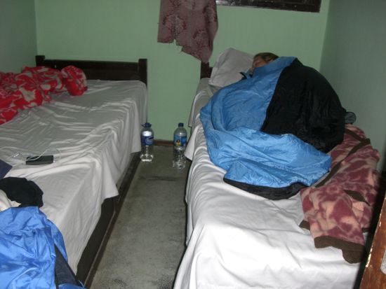 Unser "Hotel Zimmer" (Die Betten und das Zimmer sieht auf dem Foto noch richtig riesig aus)