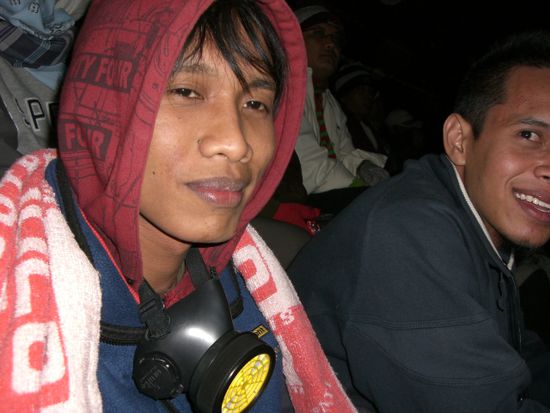 Der Indonesier mit der Gasmaske neben mir ist mal wieder wach.
