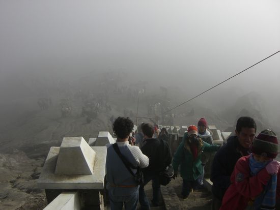 Die steile Treppe runter.