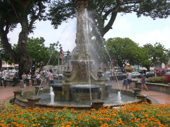 Springbrunnen. Ach wie gern waer ich bei dieser Hitze hier da drunter gestanden!