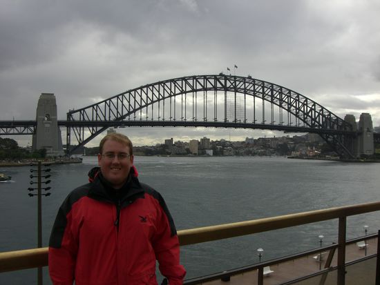 Rico vor der Sydney Harbour Bridge.