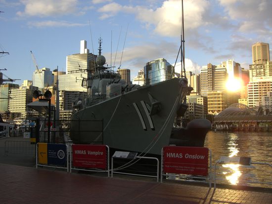 Kriegsschiff in Darling Harbour