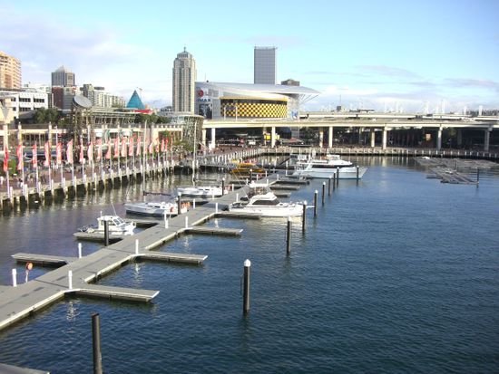 Darling Harbour mit IMAX im Hintergrund.