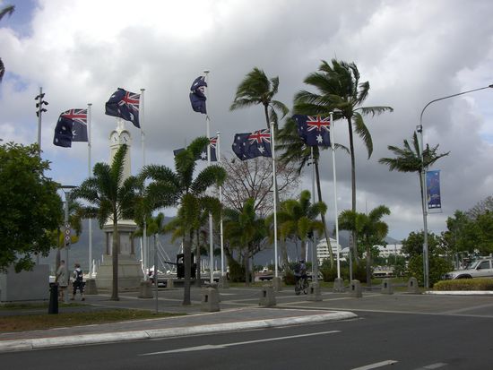 Promenade von Cairns mit vielen Australien Flaggen.