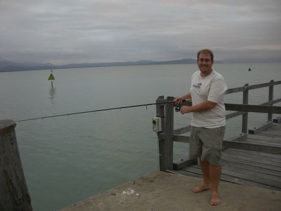 Rico in Australien beim Fischen (Man beachte die Abdruecke auf den Fuessen - ich hab schon ewig keine geschlossenen Schuhe mehr getragen)