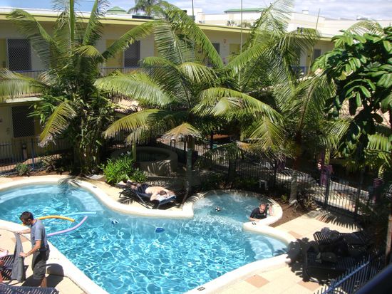 Pool mit Whirlpool im Backpacker in Cairns.
